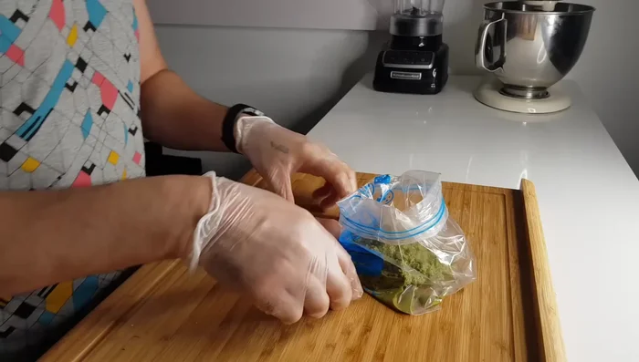 Ajoutez le poulet dans un sac de congélation ou un récipient hermétique avec la marinade aux herbes fraîches. Laissez mariner au moins 2 heures.