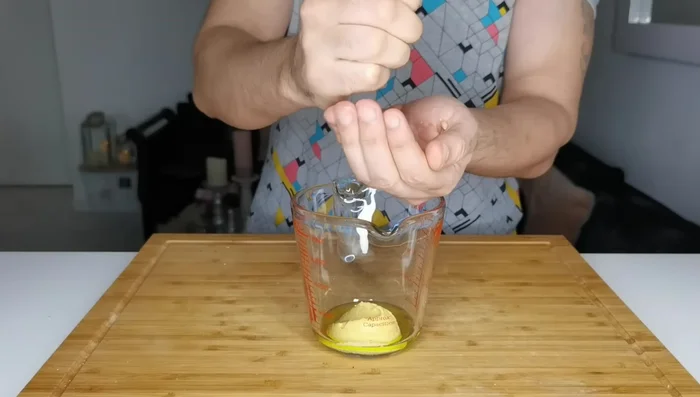 Préparez la marinade aux herbes. Mélangez l'huile d'olive, la moutarde, le jus de citron, le sel, le poivre, le thym, le romarin, le cumin, le piment fort et l'ail pressé.