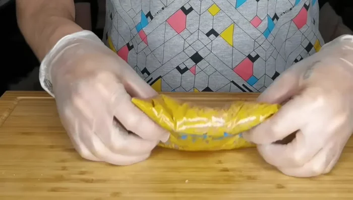 Ajoutez le poulet dans un sac de congélation, un tupperware ou un bol avec film alimentaire avec la marinade aux herbes. Laissez mariner au moins 2 heures.