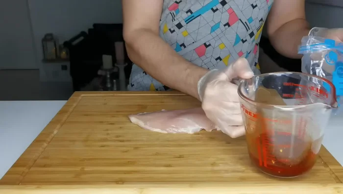 Ajoutez le poulet dans un sac de congélation avec la marinade. Laissez mariner au moins 2 heures, idéalement 24 heures.