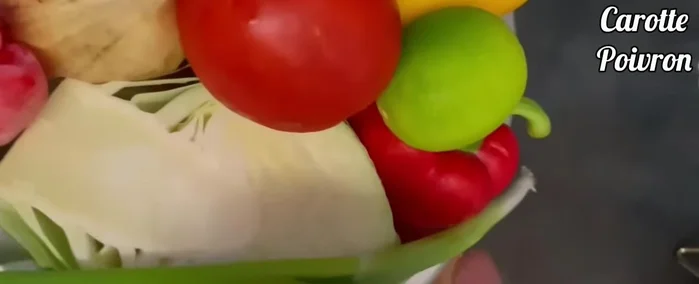 Préparer les légumes: tomates, choux, carottes, oignons, piments (132.8).