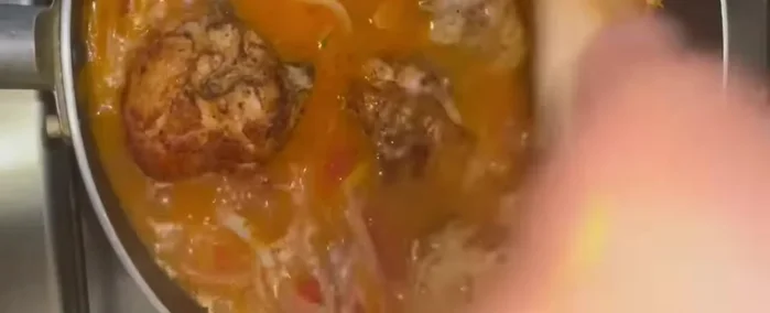 Ajouter les morceaux de poulet (235.299).