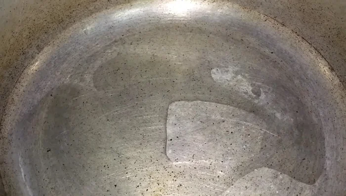 Faire chauffer un peu d'huile dans une marmite. Démarrer la cuisson à feu doux pour éviter que la viande ne devienne dure.