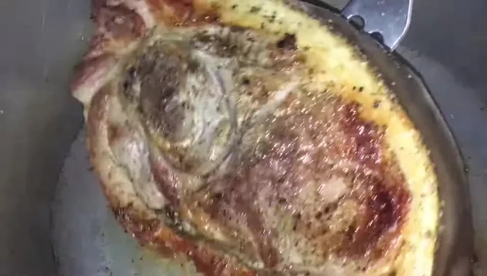 Faire bien dorer la viande de tous les côtés.