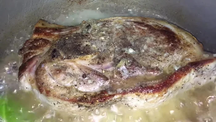 Recouvrir la viande d'eau et laisser mijoter à feu doux. Ajouter de l'eau chaude si nécessaire.