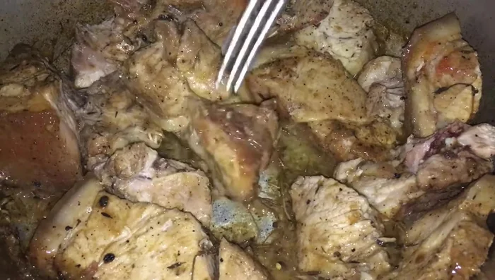 Remettre les morceaux de rôti dans la marmite avec le jus de cuisson pour les enrober.