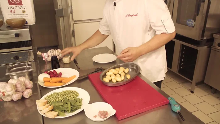 Préparer les légumes (pommes de terre).