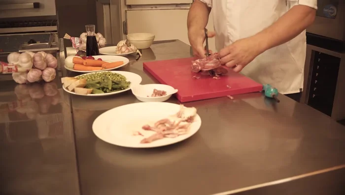 Faire revenir la carcasse de pigeon, une carotte et un demi-oignon.