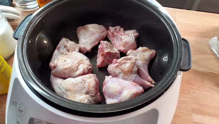 Saupoudrer 1 cuillère à soupe de farine sur le lapin et mélanger.