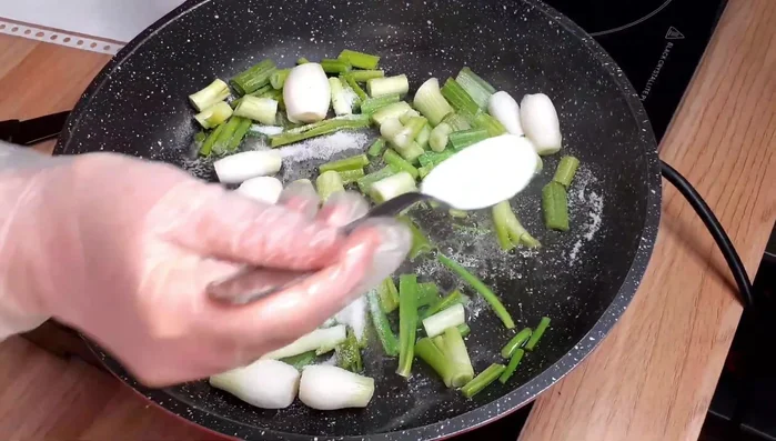 Ajouter une cuillère à soupe de cassonade aux cerises et oignons. Laisser mijoter doucement.