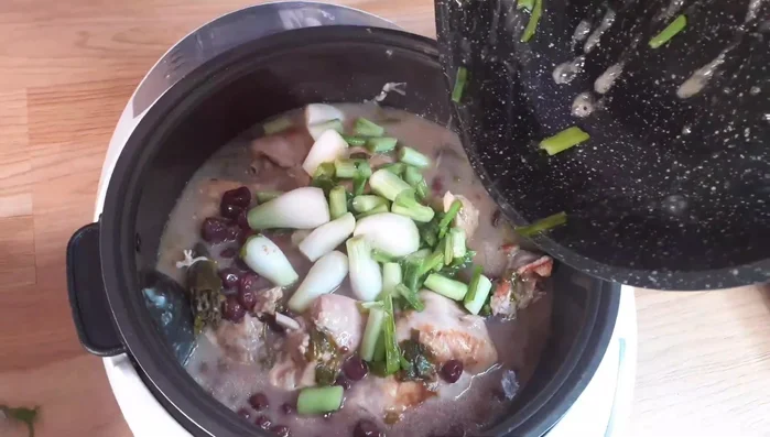Une fois le lapin cuit, ajouter les oignons et cerises caramélisés à la sauce. Ajouter le jus des cerises.