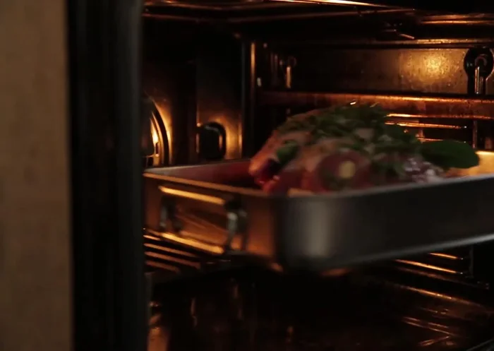 Enfourner à 180°C pendant environ 1 heure 30 minutes (30 minutes par kilo).