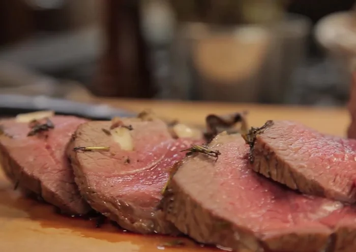 Servir le gigot avec les oignons rouges rôtis.