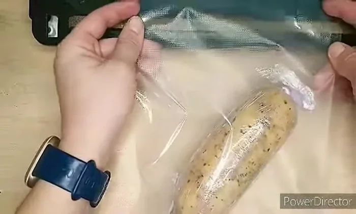 Placer les ballottines dans des poches sous vide, retirer l'air et souder.