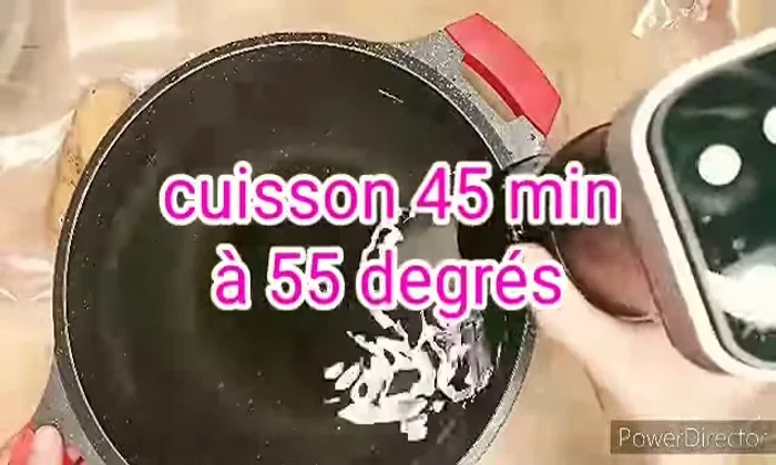 Plonger les poches de foie gras dans l'eau chaude. Placer une assiette dessus pour les maintenir immergées.