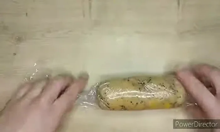 Rouler à nouveau les ballottines dans du film alimentaire pour leur donner une belle forme.