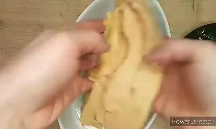 Couper le foie gras en deux (facultatif). Répartir la moitié du poivre de Sarawak et la moitié de la fleur de sel sur chaque moitié.