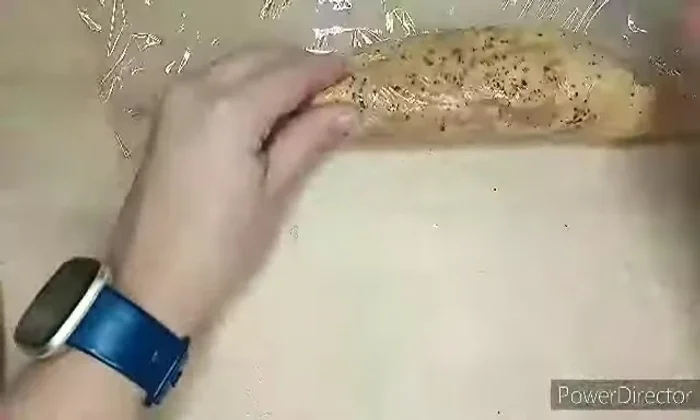 Envelopper chaque moitié de foie gras dans du film alimentaire, en serrant bien pour former une ballottine.