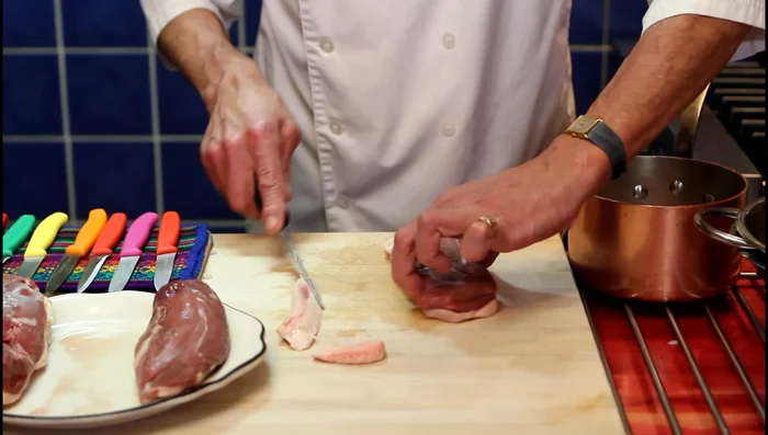 Couper le foie de canard en petits dés et le faire fondre avec la graisse de canard.