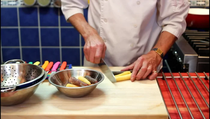 Pendant ce temps, préparer les carottes : les couper en deux, puis en fines lamelles.