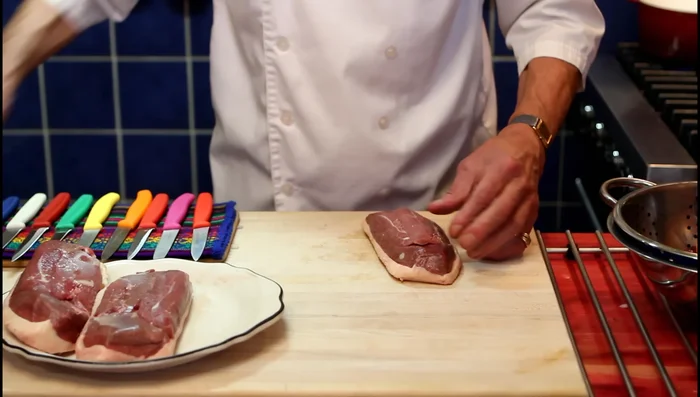 Faire fondre la graisse de canard dans une poêle chaude.