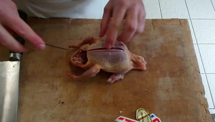 Désossage : Ouvrir le pigeon sur le côté. Désosser une moitié du pigeon en suivant la cage thoracique, jusqu'aux articulations de l'aile, de la poitrine et de la cuisse. Couper la peau sur la colonne vertébrale. Répéter l'opération pour l'autre moitié. (Conserver les carcasses pour un bouillon).