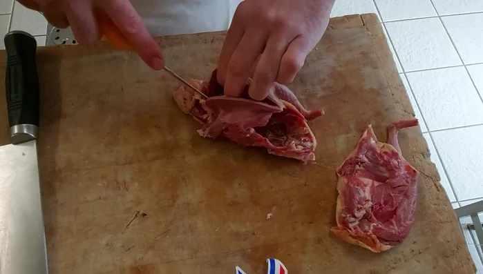 Découpe des suprêmes et cuisses : Découper les cuisses et les suprêmes. Désosser les suprêmes pour faciliter le façonnage de la ballotine.