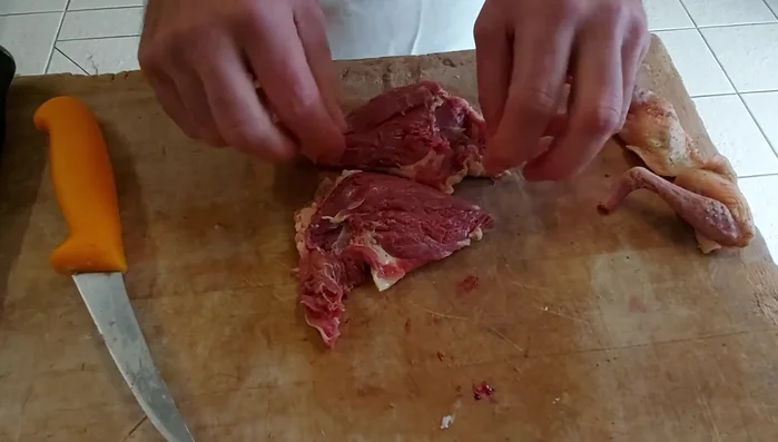 Préparation de la farce : Façonner les escalopes de foie gras pour qu'elles épousent la forme des suprêmes. Disposer des figues séchées (après avoir retiré les parties dures) entre les suprêmes.