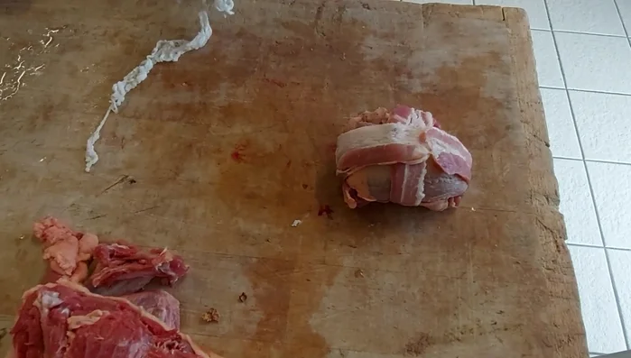 Ficellage : Envelopper la ballotine dans la crépine de porc (en une seule couche). Ficeler la ballotine fermement avec de la ficelle de cuisine en faisant un bridage.