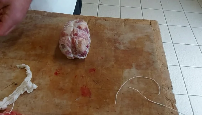 Présentation : Disposer la ballotine sur un plat. Décorer avec des rondelles d'oignon rouge et des morceaux de figues. Ajouter du persil frais pour la couleur et le relief. Ajouter les cuisses de pigeon à côté (pour une cuisson séparée).
