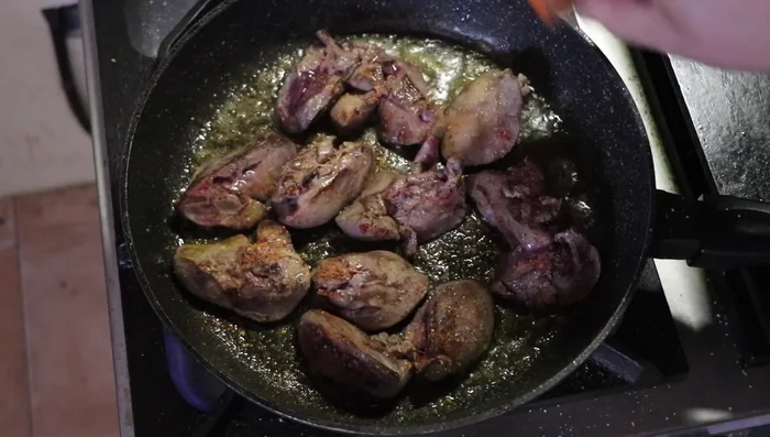 Saisir les foies de volaille à feu vif dans une poêle chaude avec de l'huile et du beurre, en remuant régulièrement jusqu'à ce qu'ils soient rosés à cœur.