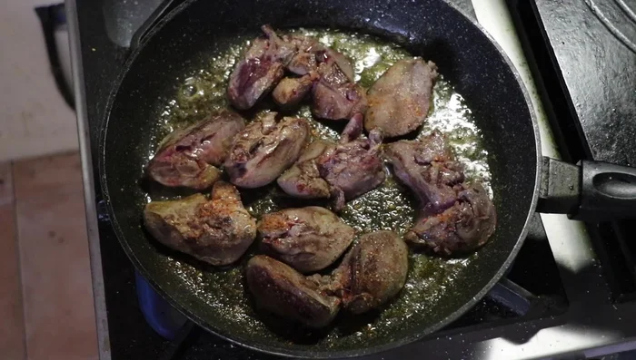 Assaisonner les foies de fleur de sel et de piment d'Espelette. Déglacer avec du vinaigre balsamique et réserver au chaud.