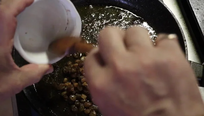 Dans la même poêle, ajouter les raisins marinés au Porto et la crème fraîche. Porter à légère ébullition et laisser réduire quelques minutes.