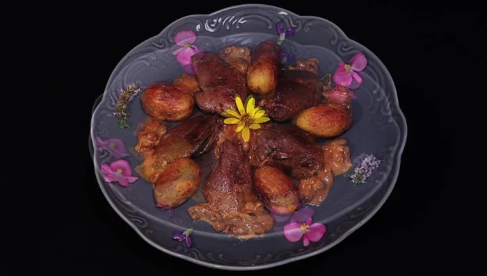 Répartir sur des assiettes chaudes les foies de volaille, les pommes de terre et les raisins dans leur sauce. Décorer avec des fleurs comestibles.