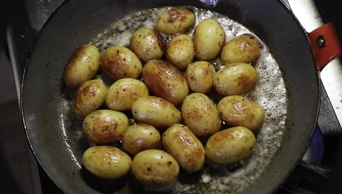 Laver les pommes de terre grenailles et les faire mitonner dans une sauteuse avec du beurre, sel et poivre.