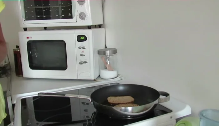 Faire griller les tranches de pain des deux côtés jusqu'à ce qu'elles soient légèrement dorées.