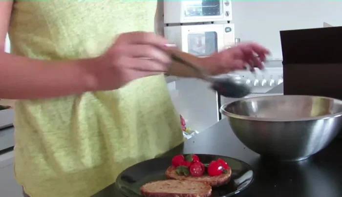 Déposer la préparation tomate-basilic sur les tranches de pain grillées.