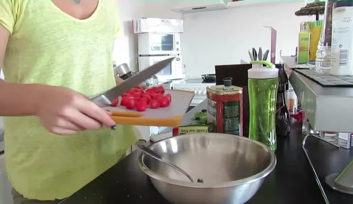 Ajouter les tomates cerises coupées en deux.