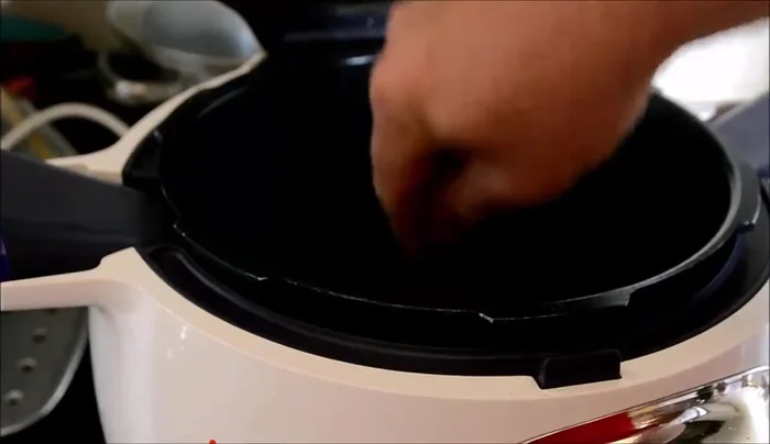 Épaissir la sauce avec de la fécule de maïs.