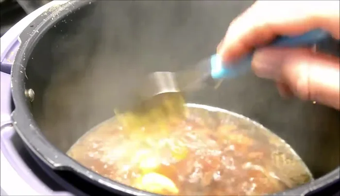 Ajouter une cuillère à soupe de moutarde à la sauce.