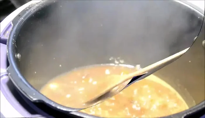 Couper la longe de porc en tranches et la remettre dans la cuve avec la sauce pour réchauffer.