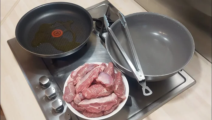 Faire revenir les morceaux de joues de porc dans une grande poêle avec de l'huile bien chaude à l'aide d'une pince. Bien saisir les joues de porc sur toutes les faces.
