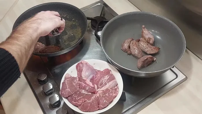 Disposer les joues de porc dans un wok ou un grand faitout.
