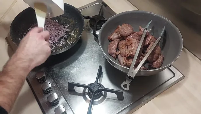 Faire revenir les échalotes dans l'huile chaude ayant servi à colorer les joues de porc pour récupérer les sucs de viande. Déglacer avec le vin blanc et laisser réduire.