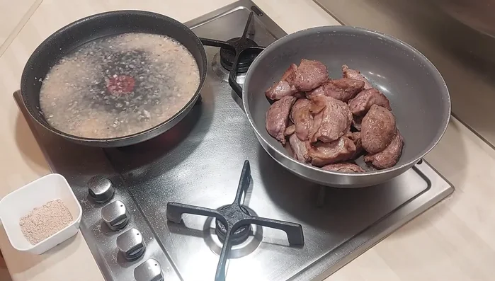 Ajouter l'eau et le fond de veau dilué dans le liquide. Porter à ébullition, puis laisser mijoter à feu doux pendant environ 1h15, en remuant de temps en temps.