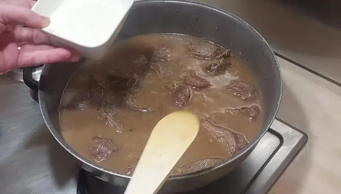 Ajouter la crème liquide et laisser mijoter 5 minutes de plus.