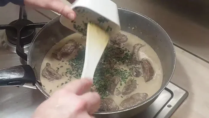 Hors du feu, ajouter la ciboulette ciselée et la moutarde. Éviter de faire bouillir à nouveau après avoir ajouté la moutarde pour éviter que la sauce ne grumele.