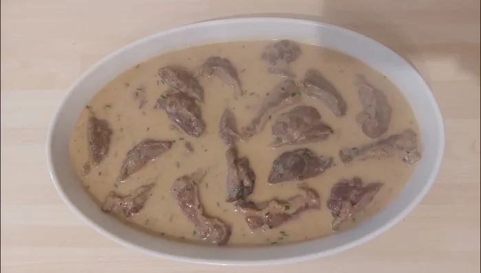 Disposer les joues de porc dans un plat et servir.