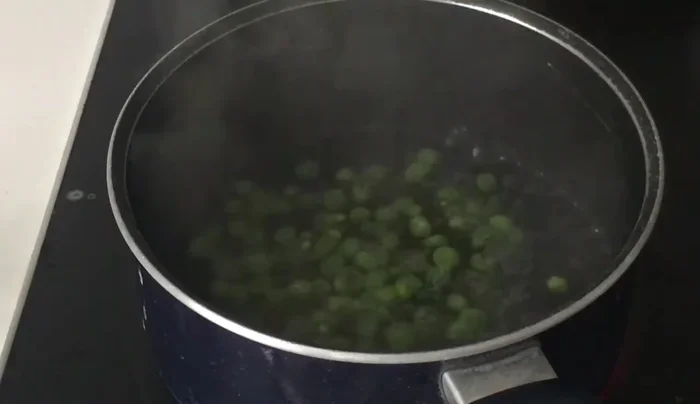 Blanchir les petits pois pendant 30 secondes, puis les refroidir dans de l'eau glacée.