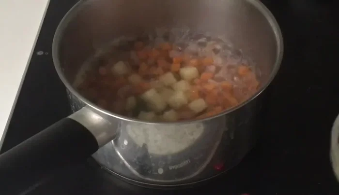 Ajouter les carottes aux haricots verts, puis ajouter les pommes de terre et cuire quelques minutes jusqu'à ce qu'elles soient cuites mais fermes.